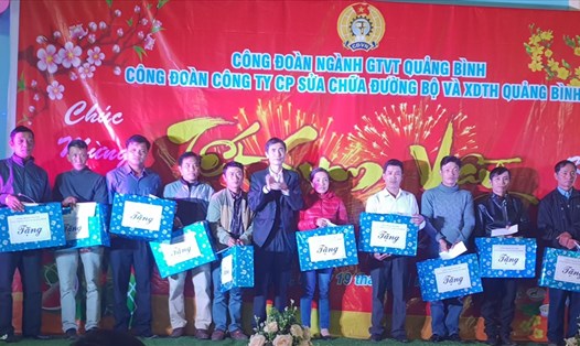 Chủ tịch CĐ Ngành GTVT Quảng Bình Trần Văn Luận trao quà cho NLĐ nhân dịp "Tết sum vầy" 2019. Ảnh: Lê Phi Long