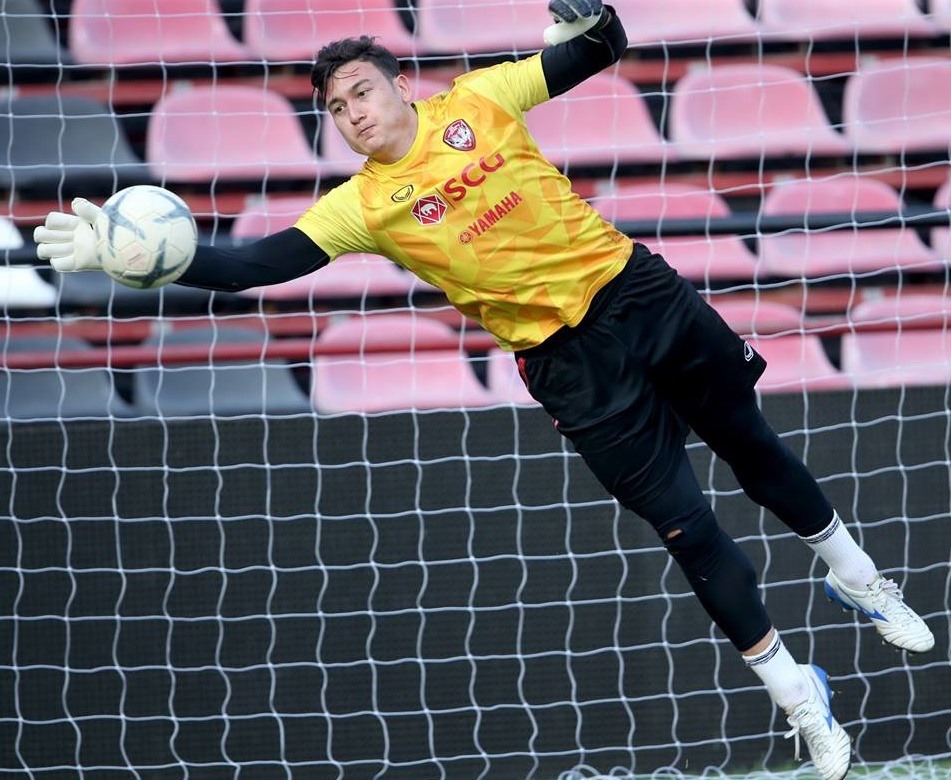 Màn trình diễn của Đặng Văn Lâm trong buổi tập đầu tiên tại CLB Muangthong United. 