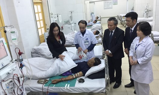 Bà Phạm Thu Xanh - giám đốc sở Y tế Hải Phòng thăm và tặng quà bệnh nhân chạy thận nhân tạo trong dịp tết nguyên đán Kỷ Hợi 2019 