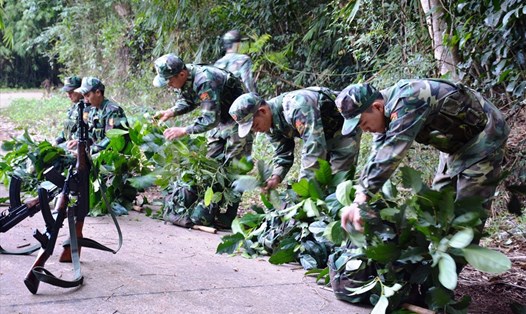 Hình ảnh các chiến sĩ biên phòng đang làm, nhiệm vụ đoạn biên giới rừng quốc gia Bù Gia Mập. Ảnh: Đ.B