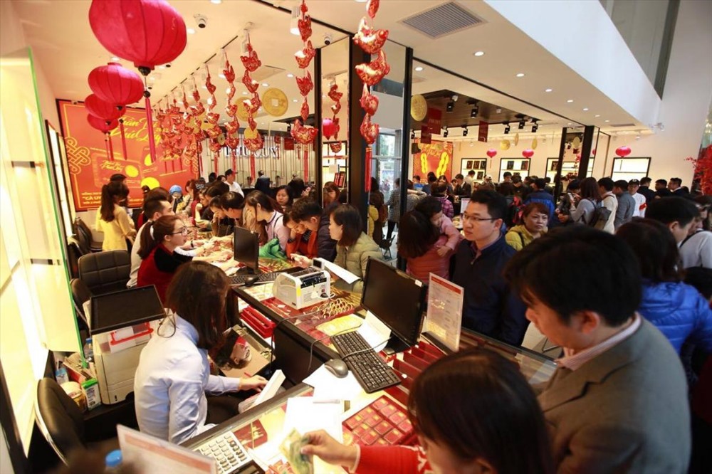 Cảnh người dân chen chúc mua vàng trong ngày "vía thần Tài". Ảnh: PV