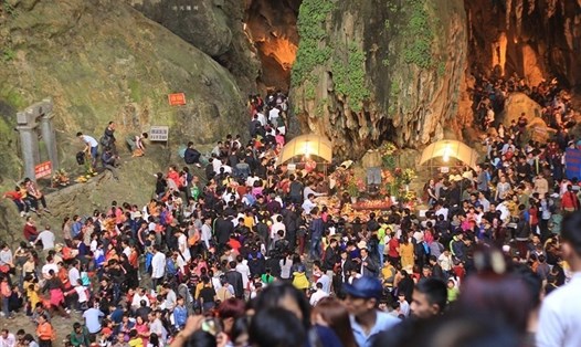 Hàng vạn du khách trẩy hội chùa Hương xuân Kỷ Hợi. Ảnh PV