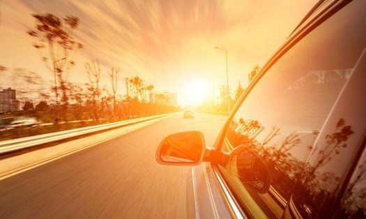 Đỗ xe dưới ánh nắng gay gắt của mặt trời trong những ngày hè sẽ đem lại ảnh hưởng rất lớn cho màu sơn của xe bạn.