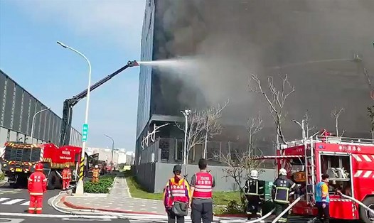 Hiện trường vụ cháy nhà kho của công ty Kerry TJ Logistics ở thành phố Đào Viên, Đài Loan. Ảnh: CNA.