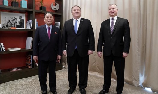 Đặc sứ Mỹ về Triều Tiên Stephen Biegun (phải), Ngoại trưởng Mike Pompeo (giữa) và Phó Chủ tịch Đảng Lao động Triều Tiên Kim Yong-cho tại một khách sạn ở Washington, Mỹ, ngày 18.1.2019. Ảnh: AFP