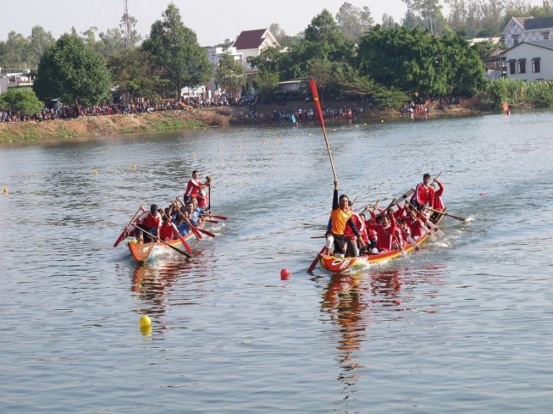 Hình ảnh các đoàn thuyền tranh tài sôi nổi trong ngày hội.
