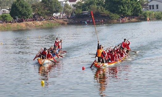 Hình ảnh các đoàn thuyền tranh tài sôi nổi trong ngày hội.