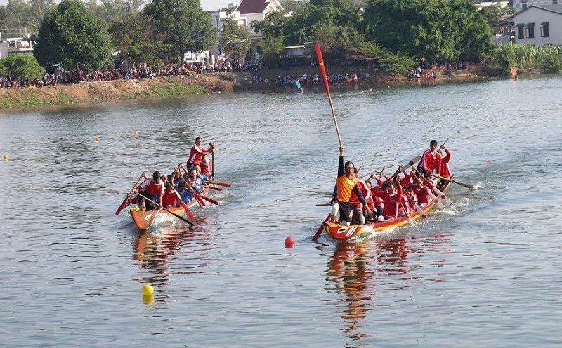 Hình ảnh các đoàn thuyền tranh tài sôi nổi trong ngày hội.