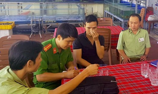 Đoàn kiểm tra liên ngành tỉnh Khánh Hòa làm việc với người tự xưng là bảo vệ nhà hàng Hưng Phát. Ảnh: Zing