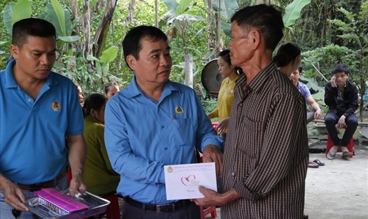Đồng chí Phan Xuân Quang - Chủ tịch LĐLĐ tỉnh Quảng Nam - thăm, động viên gia đình các em học sinh xấu số. Ảnh: Công Huy