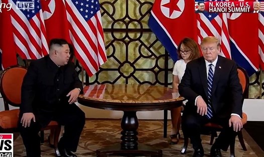 Tổng thống Mỹ Donald Trump (phải) và Chủ tịch Triều Tiên Kim Jong-un trong ngày làm việc thứ hai tại hội nghị thượng đỉnh Mỹ-Triều ở Hà Nội, ngày 28.2. Ảnh: TTXVN.