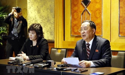 Ngoại trưởng Triều Tiên Ri Yong-ho (phải) chủ trì cuộc họp báo đêm 28.2, rạng sáng 1.3. Ảnh: TTXVN. 