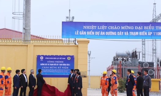 Gắn biển công trình dự án đường dây và trạm biến áp 110 kV Đồng Văn 4 (Hà Nam). Ảnh: V.H