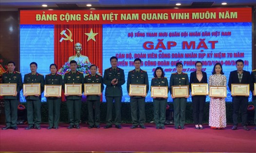 Đại tá Chu Văn Đoàn - Phó Bí thư Đảng uỷ BTTM - cơ quan Bộ Quốc phòng, Chủ nhiệm Chính trị BTTM - trao tặng bằng khen của BTTM cho các tập thể cá nhân có thành tích xuất sắc thi đua chào mừng kỉ niệm 70 năm truyền thống CĐ quốc phòng.
