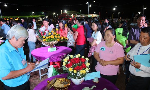 Hội thi cắm hoa cho nữ CNVCLĐ huyện Tân Phú Đông. Ảnh: P.V