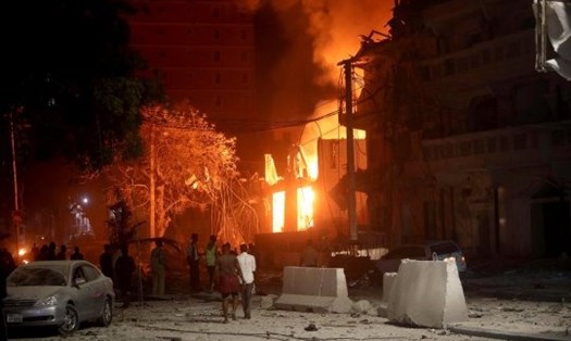 Hàng chục chiếc xe đã bốc cháy dọc theo đường Maka Almukarramah, một khu sầm uất của Mogadishu, nơi có các nhà hàng và khách sạn. Ảnh: Reuters.