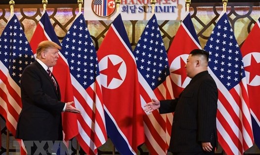 Tổng thống Donald Trump và Chủ tịch Kim Jong-un trong cuộc gặp ngày 27.2 tại Hà Nội. Ảnh: TTXVN