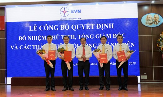Chủ tịch HĐTV EVN Dương Quang Thành trao các quyết định bổ nhiệm Chủ tịch HĐTV, Tổng giám đốc và các thành viên HĐTV của EVNSPC