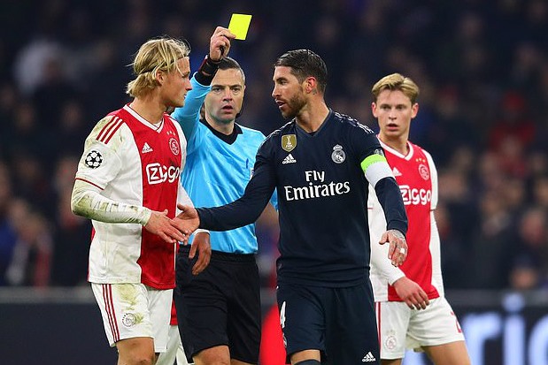 Ramos nhận thẻ vàng trong trận Ajax - Real.