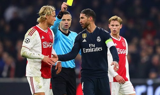 Ramos nhận thẻ vàng trong trận Ajax - Real.