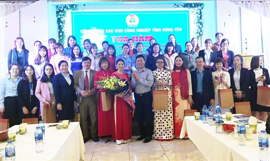 Lãnh đạo LĐLĐ tỉnh Hưng Yên tặng hoa nữ CBCĐ tham dự buổi toạ đàm. Ảnh: Thu Nguyệt
