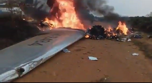 Chiếc máy bay bị rơi khiến tất cả những người có trên máy bay đều thiệt mạng.