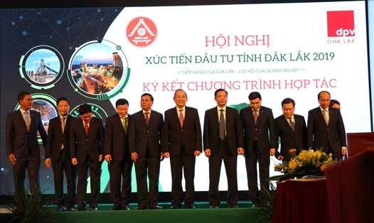 Hội nghị xúc tiến đầu tư có phần ghi nhớ đầu tư cho 27 doanh nghiệp sẽ đầu tư vào Đắk Lắk, dưới sự chứng kiến của Phó Thủ tướng Thường trực Trương Hòa Bình, cùng nhiều lãnh đạo các bộ ngành. 