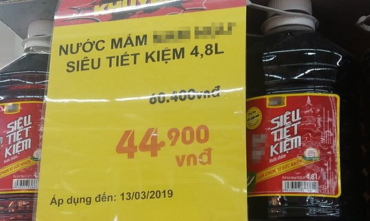 Sản phẩm nước chấm nhưng siêu thị lại ghi là nước mắm (ảnh chụp chiều 10.3 tại một siêu thị lớn ở Hà Nội).