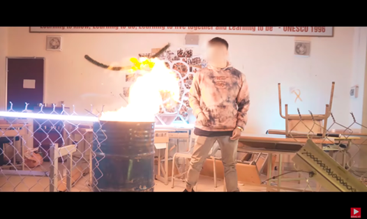 Hình ảnh một rapper tố đốt sách của học sinh để quay MV