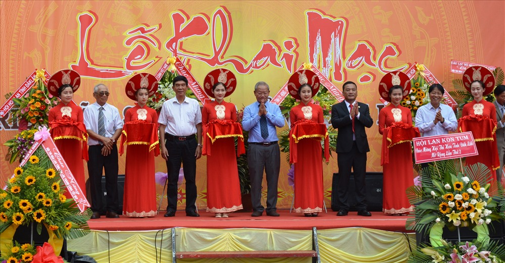 Các đại biểu cặt băng khai trương Triển lãm.