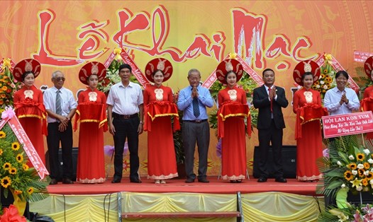 Các đại biểu cặt băng khai trương Triển lãm.