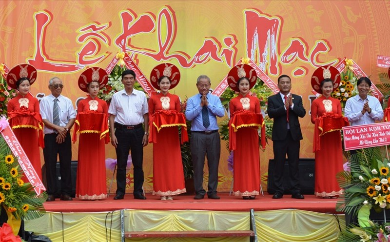 Các đại biểu cặt băng khai trương Triển lãm.