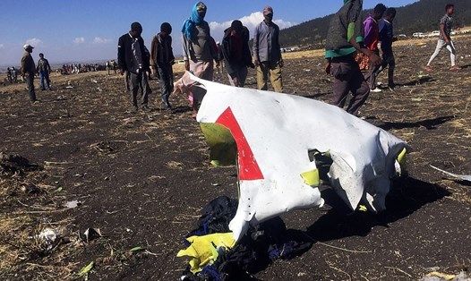 Hiện trường vụ rơi máy bay Ethiopian Airlines ngày 10.3. Ảnh: Reuters
