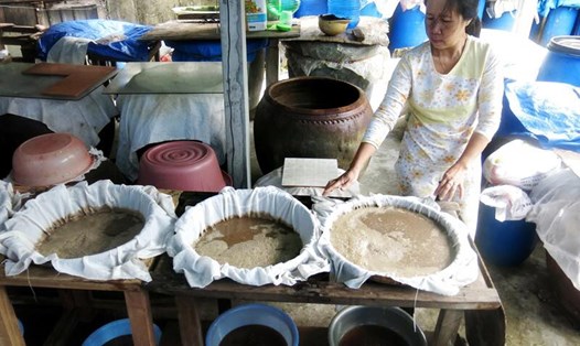 Một số cơ sở sản xuất nước mắm truyền thống tại làng Nam Ô nổi tiếng Đà Nẵng vẫn đang cố gắng bám trụ với nghề.