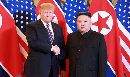 Tổng thống Donald Trump và Chủ tịch Kim Jong-un tại thượng đỉnh Mỹ-Triều lần 2 ở Hà Nội. Ảnh: KCNA