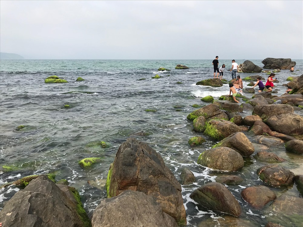 Mỗi ngày ước tính có hàng trăm lượt khách đến với ghềnh đá Nam Ô. Ảnh: H.V.M 