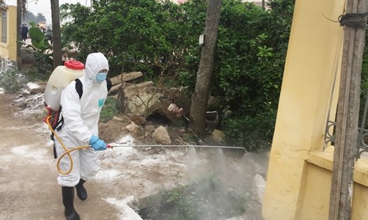 Cơ quan chức năng tiến hành phun tiêu độc, khử trùng, vệ sinh chuồng trại phòng dịch lợn tả Châu Phi.