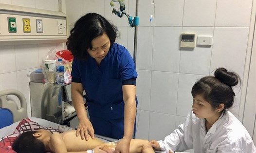 Bệnh nhi Vũ Đức Duy đang được chăm sóc tại Bệnh viện Hữu nghị Việt Đức