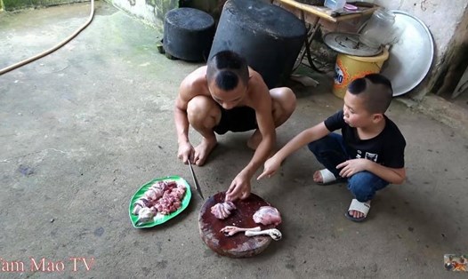 Cảnh 2 anh em Tam Mao làm thịt chim, quay clip đăng lên kênh YouTube - Ảnh cắt từ clip.  