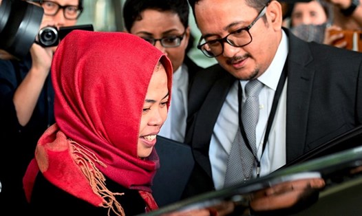 Siti Aisyah rời khỏi toà thượng thẩm Shah Alam sáng 11.3 sau khi được trả tự do. Ảnh: Bernama