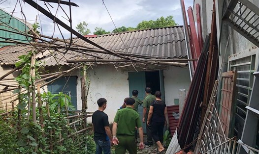 Cơ quan chức năng thực hiện việc khám nhà của ông Nguyễn Khắc Tuấn (tại tổ 21, phường Tân Thịnh, TP.Hòa Bình) ngày 3.8.2018.
