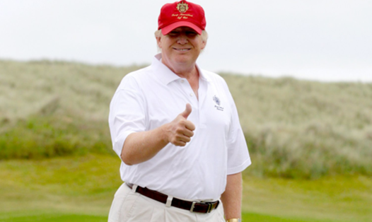 Tổng thống Trump trên sân golf. Ảnh: AOL.
