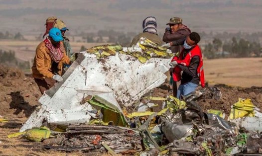 Mảnh vỡ máy bay Ethiopian Airlines tại hiện trường vụ tai nạn. Ảnh: AP