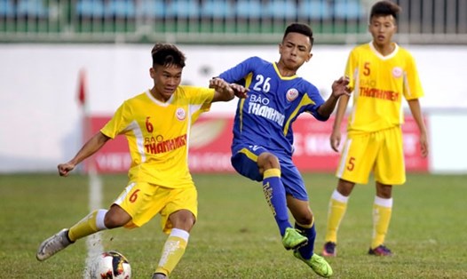 U19 Phú Yên (áo xanh) trong trận gặp U19 Hà Nội. Ảnh: VFF