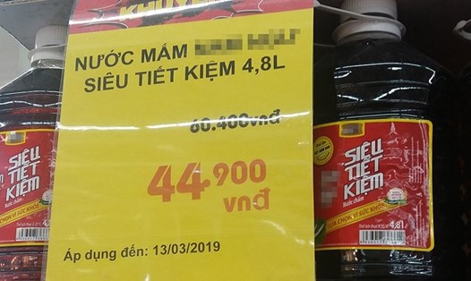 Sản phẩm nước chấm nhưng siêu thị lại ghi là nước mắm (ảnh chụp chiều 10.3 tại một siêu thị lớn ở Hà Nội).