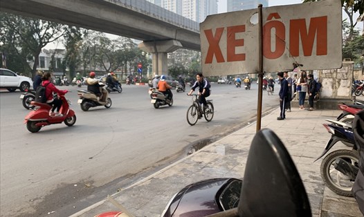Nhiều người tỏ ra bất ngờ trước thông tin Hà Nội có thể thí điểm cấm xe máy trên 2 tuyến đường Lê Văn Lương và Nguyễn Trãi. Ảnh: Thành Trung