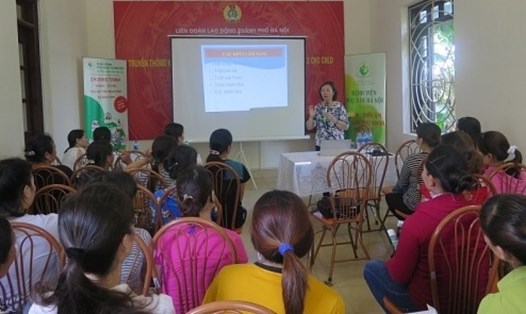 Một buổi truyền thông về chăm sóc sức khỏe sinh sản cho nữ CNLĐ tại KCN Phú Nghĩa do Ban Nữ công LĐLĐ TP Hà Nội tham mưu tổ chức. Ảnh: Phạm Diệp