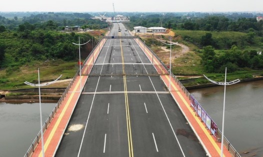 Cầu Bắc Luân II nối TP. Móng Cái (Quảng Ninh, Việt Nam) với TP. Đông Hưng (Quảng Tây, Trung Quốc) chuẩn bị được thông quan. Ảnh: BQN