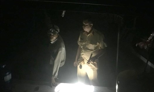 Lực lượng Cảnh sát Giao thông Công an tỉnh Quảng Trị phát hiện tàu khai thác cát trong đêm. Ảnh: CA cung cấp.