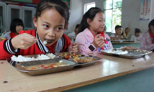 Ban giám hiệu các trường học ở Trung Quốc được yêu cầu ăn cùng học sinh tại các căng tin trường. Ảnh: IC
